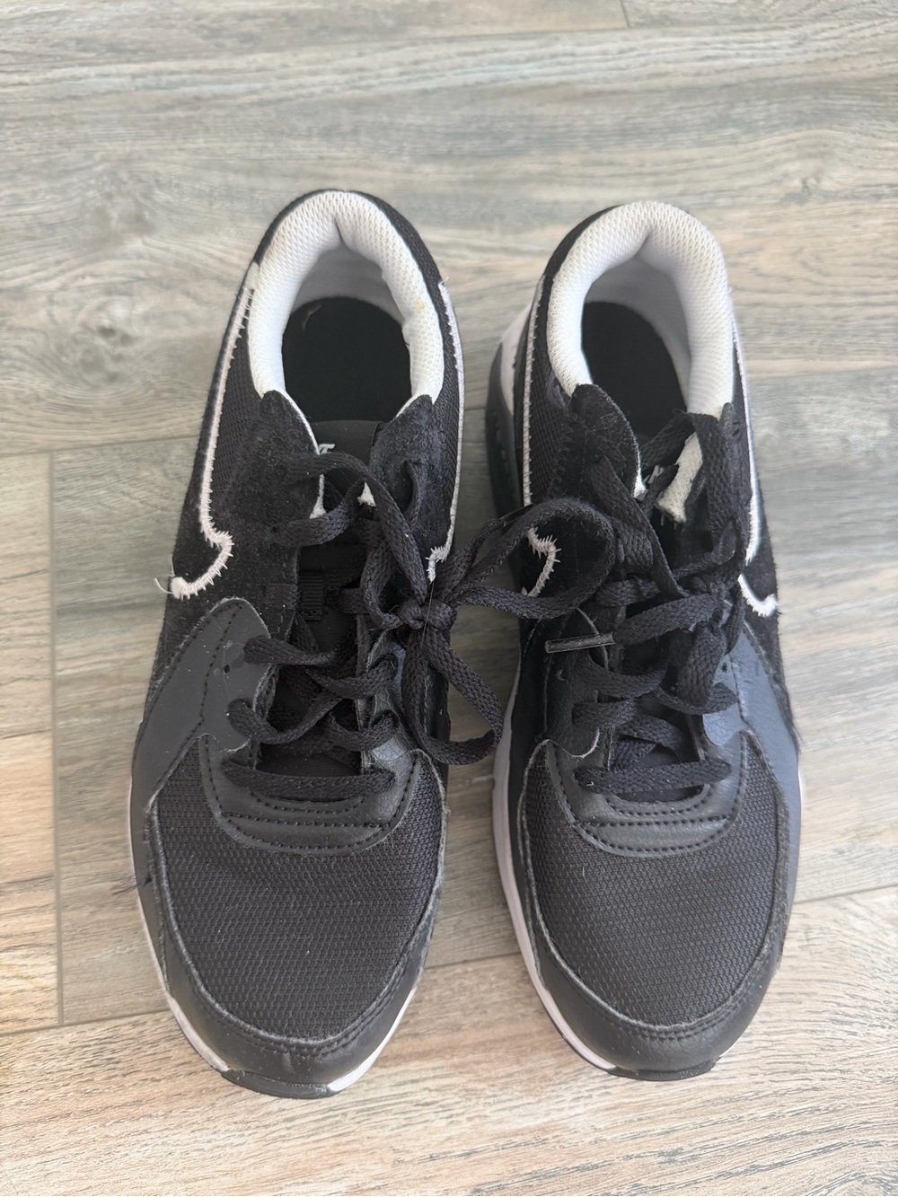 Nike Kids' Black and White Athletic Sneakers size 4Y - Picture 2 of 8